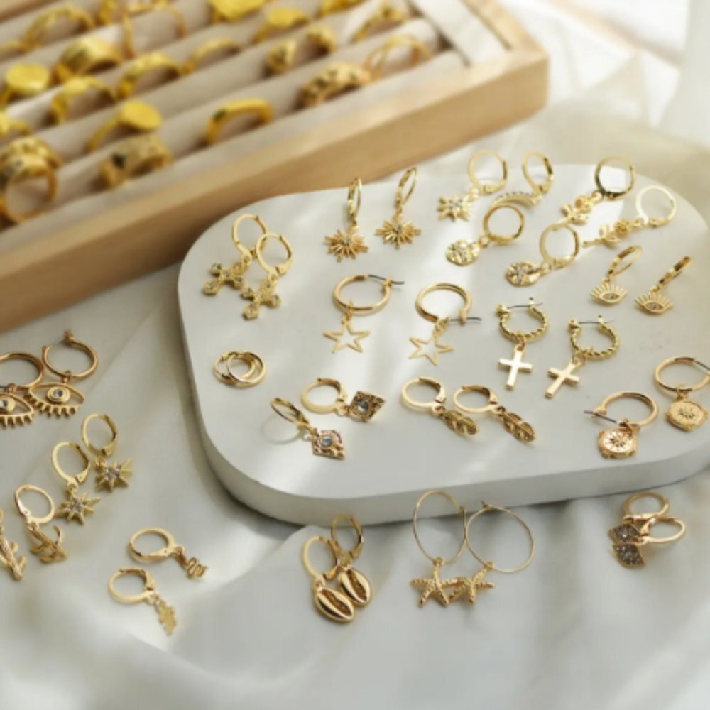 8 pcs Mixed Wholesale Jewelries necklace, earings, bracelets and more. - Picture 9 of 15